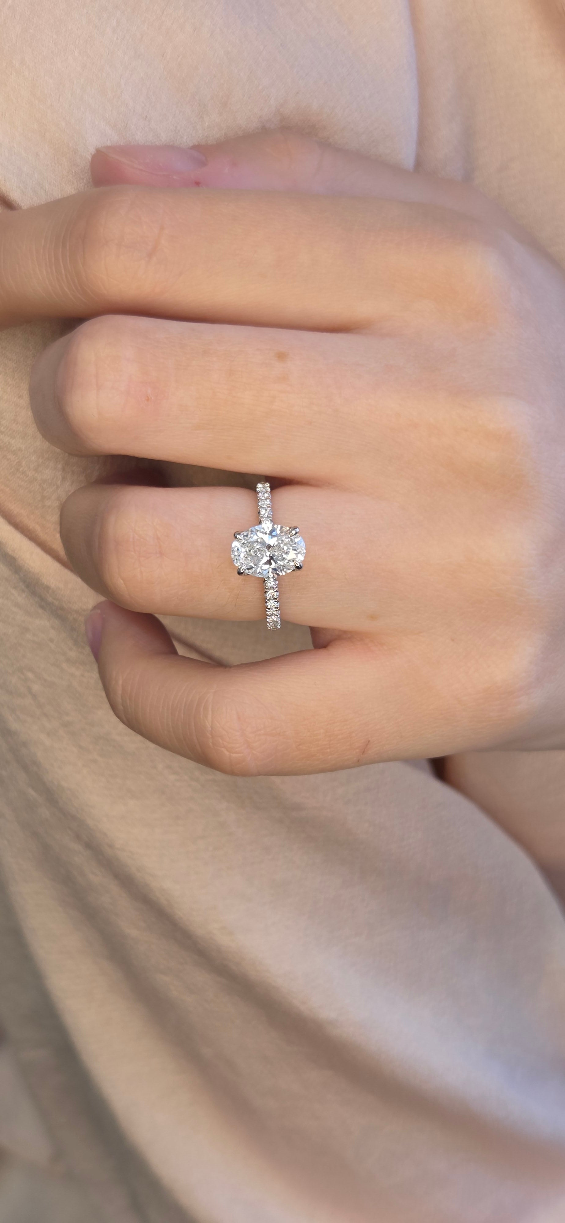 Bague de fiançailles ronde Destino avec diamants tout autour