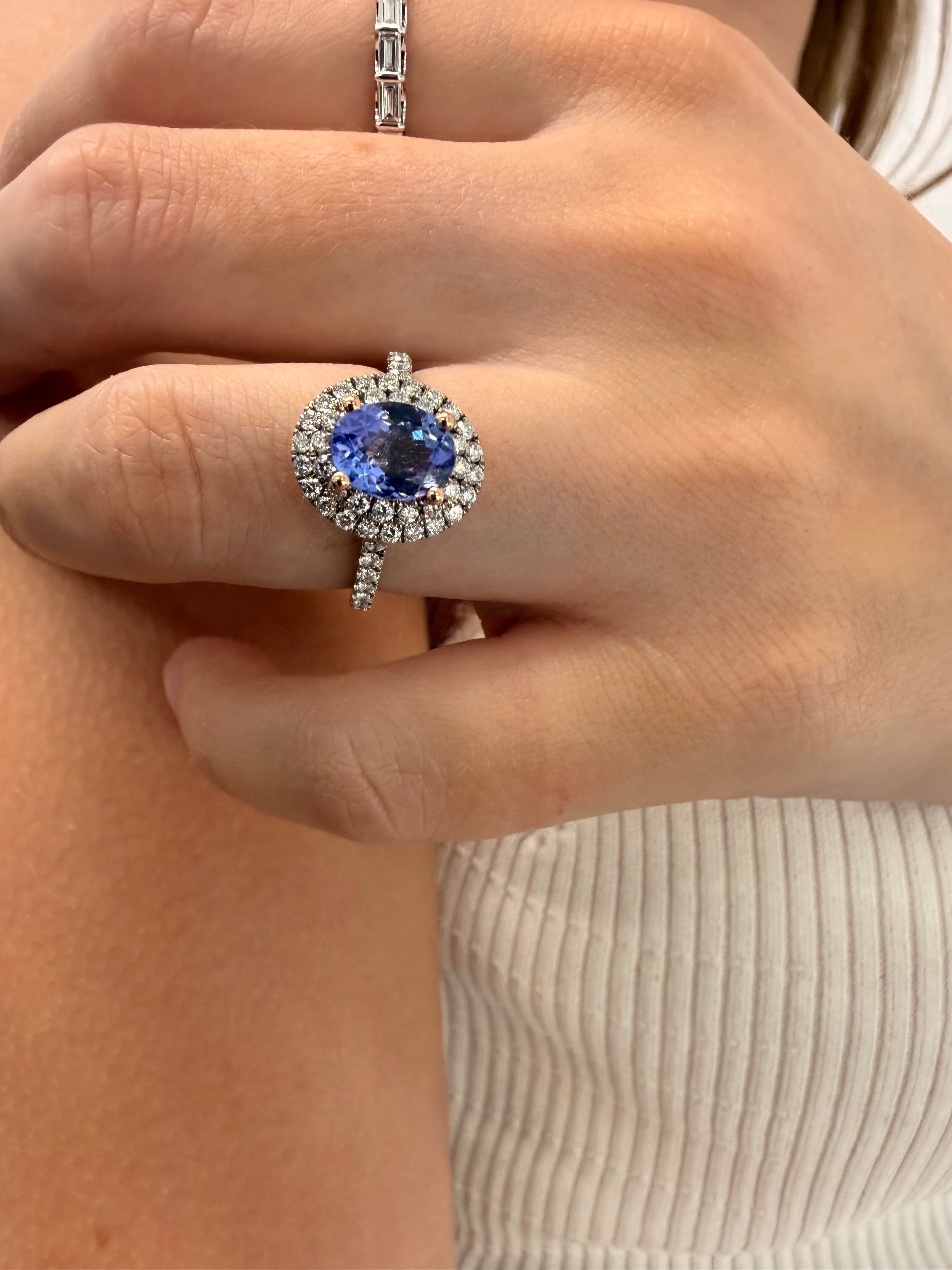 Bague halo à deux rangées centrée avec cette superbe tanzanite ovale