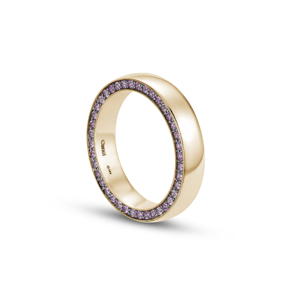 14 and 18k wedding band in yellow gold 4 mm with pink spphires pave set on the sides, designed by carati jewelry montreal
