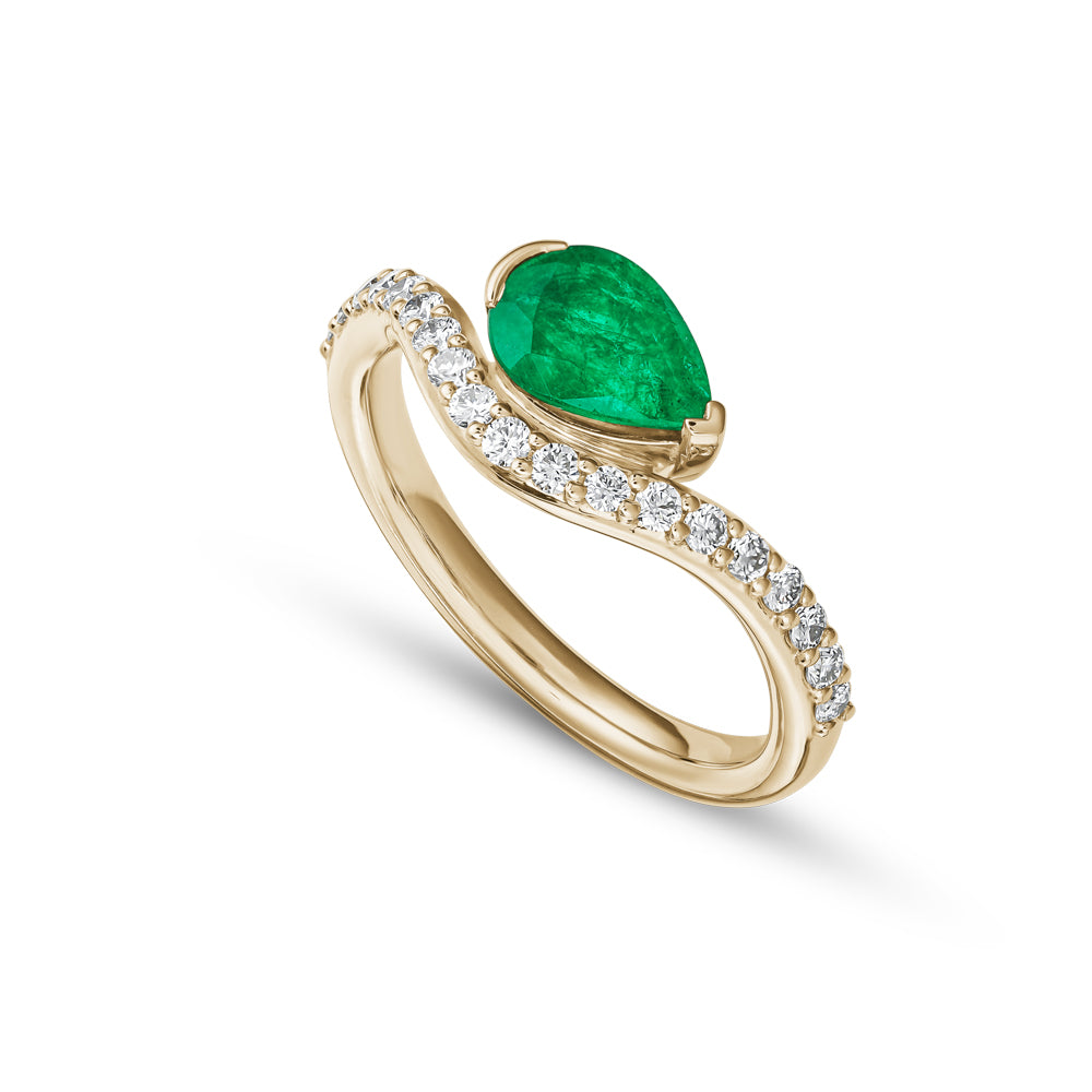 14k and 18k yellow gold pear emerald set on wavy ring Carati Jewelry montreal