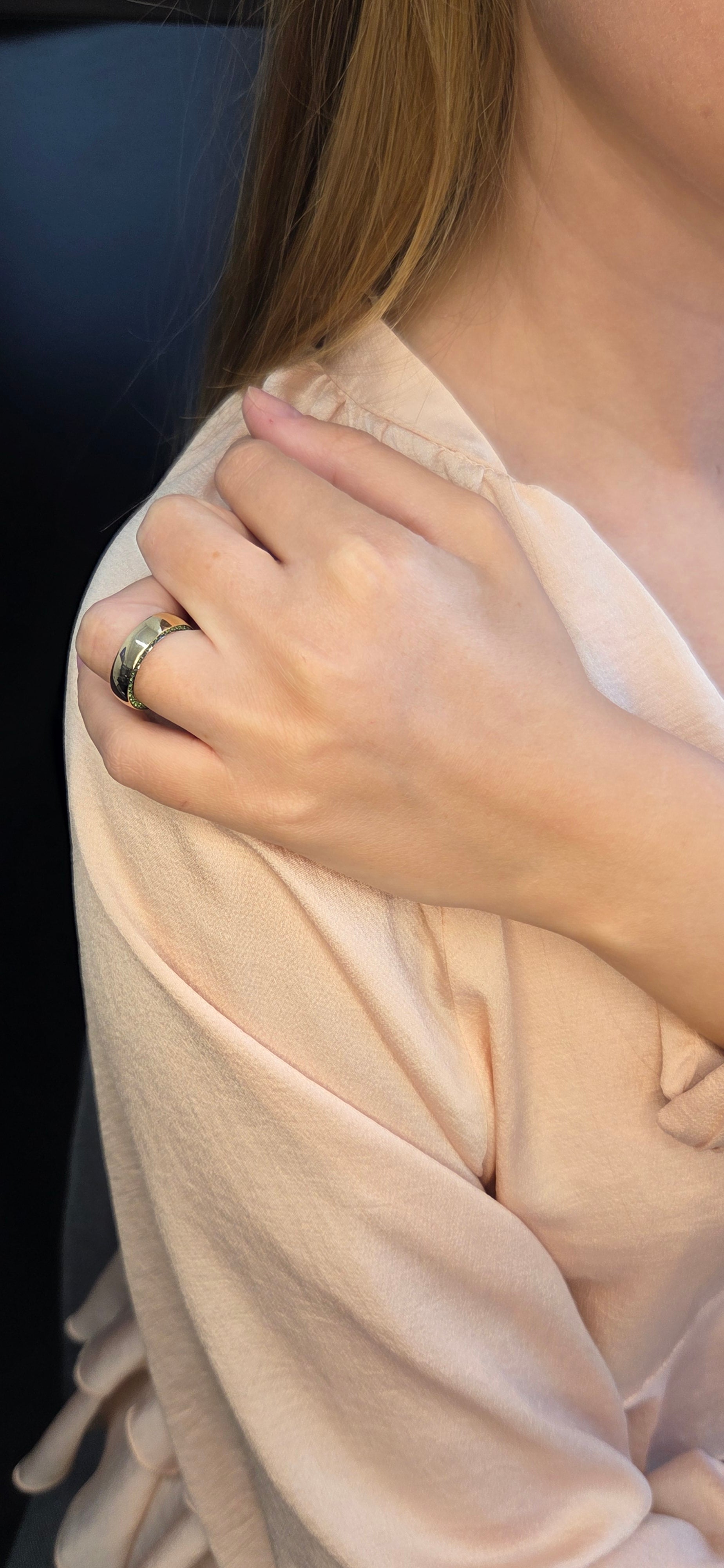 Bague de fiançailles taille émeraude sertie de diamants sur tout le pourtour avec tige parallèle