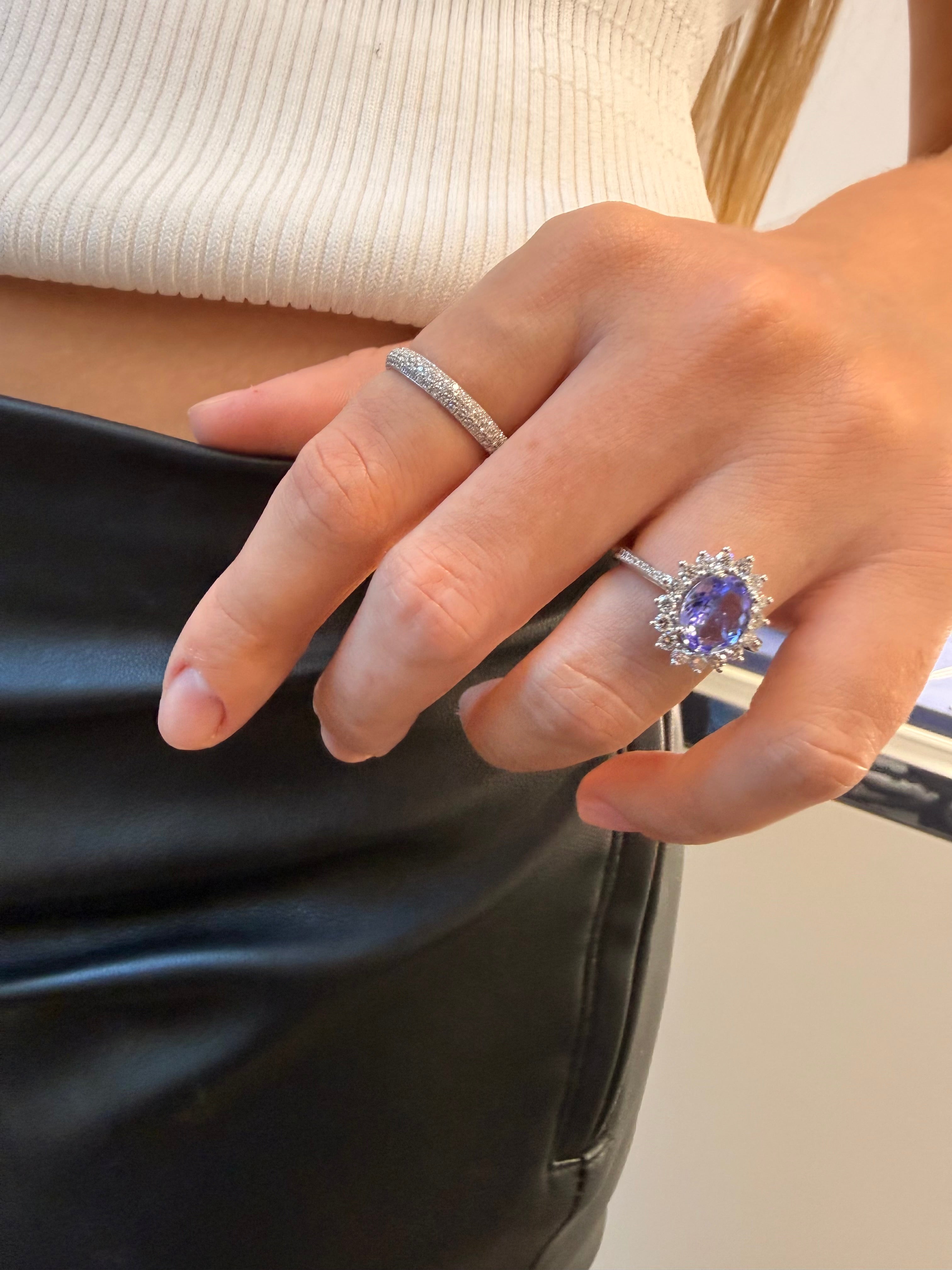 Bague de fiançailles avec tanzanite ovale et halo de diamants