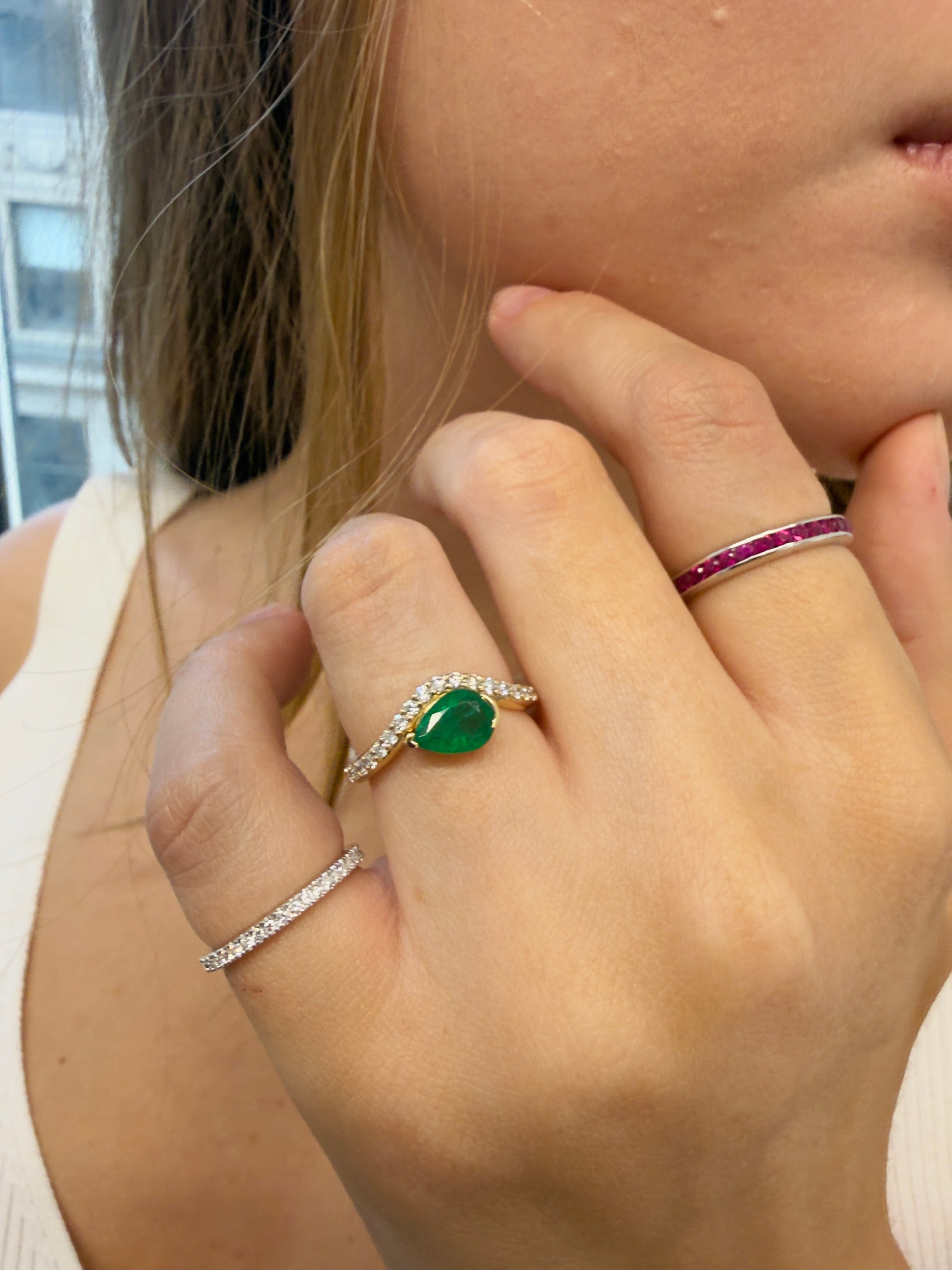 Pear Emerald Seamlessly Set on Diamond Wavy Shank