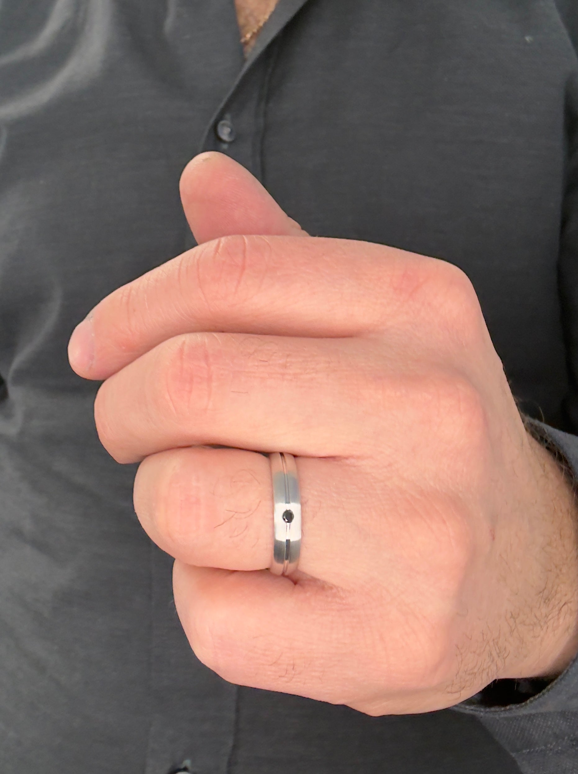 Alliance One Love avec un seul diamant serti Gypsy