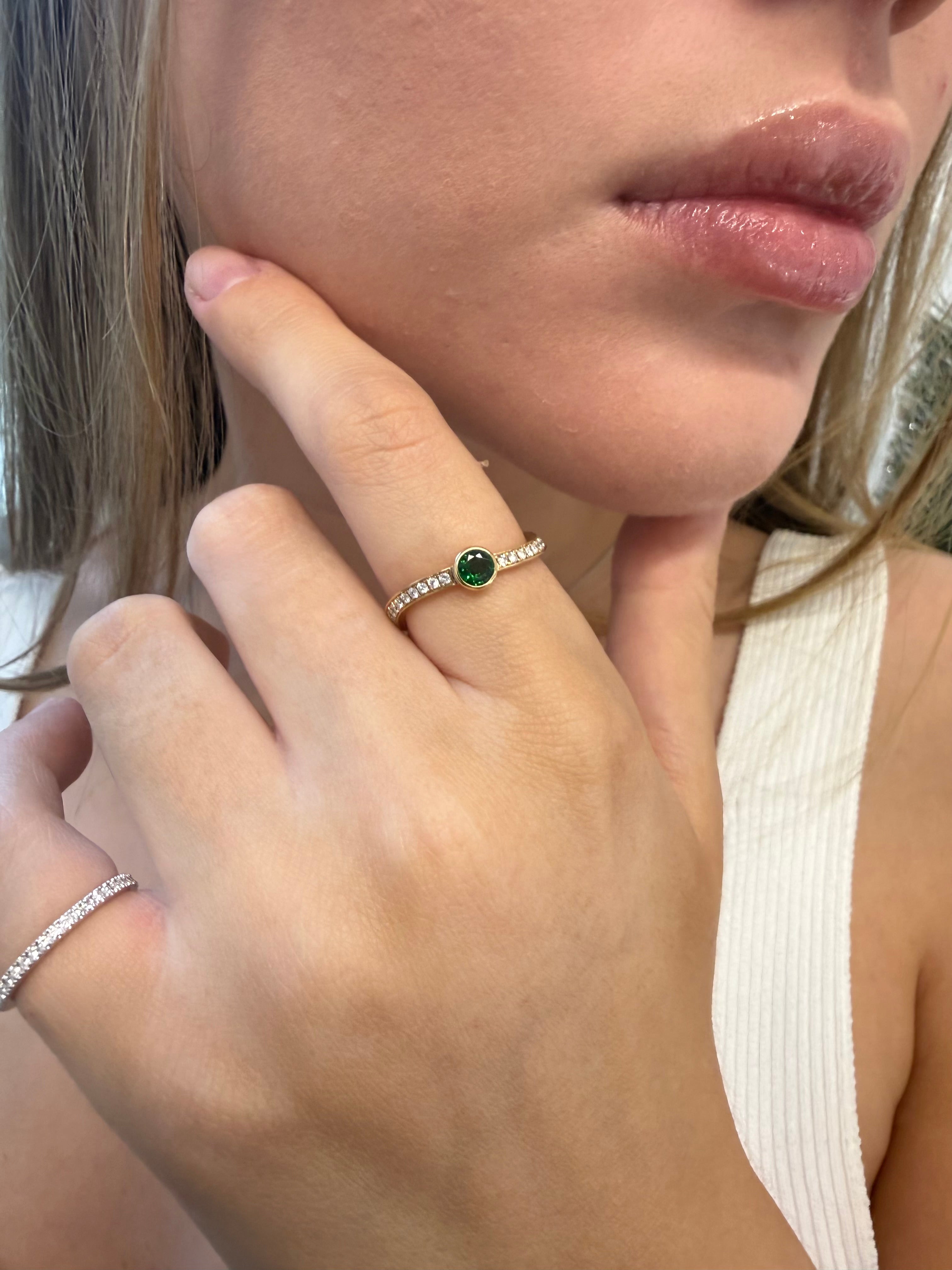 Single Wave Ring with Tsavorite