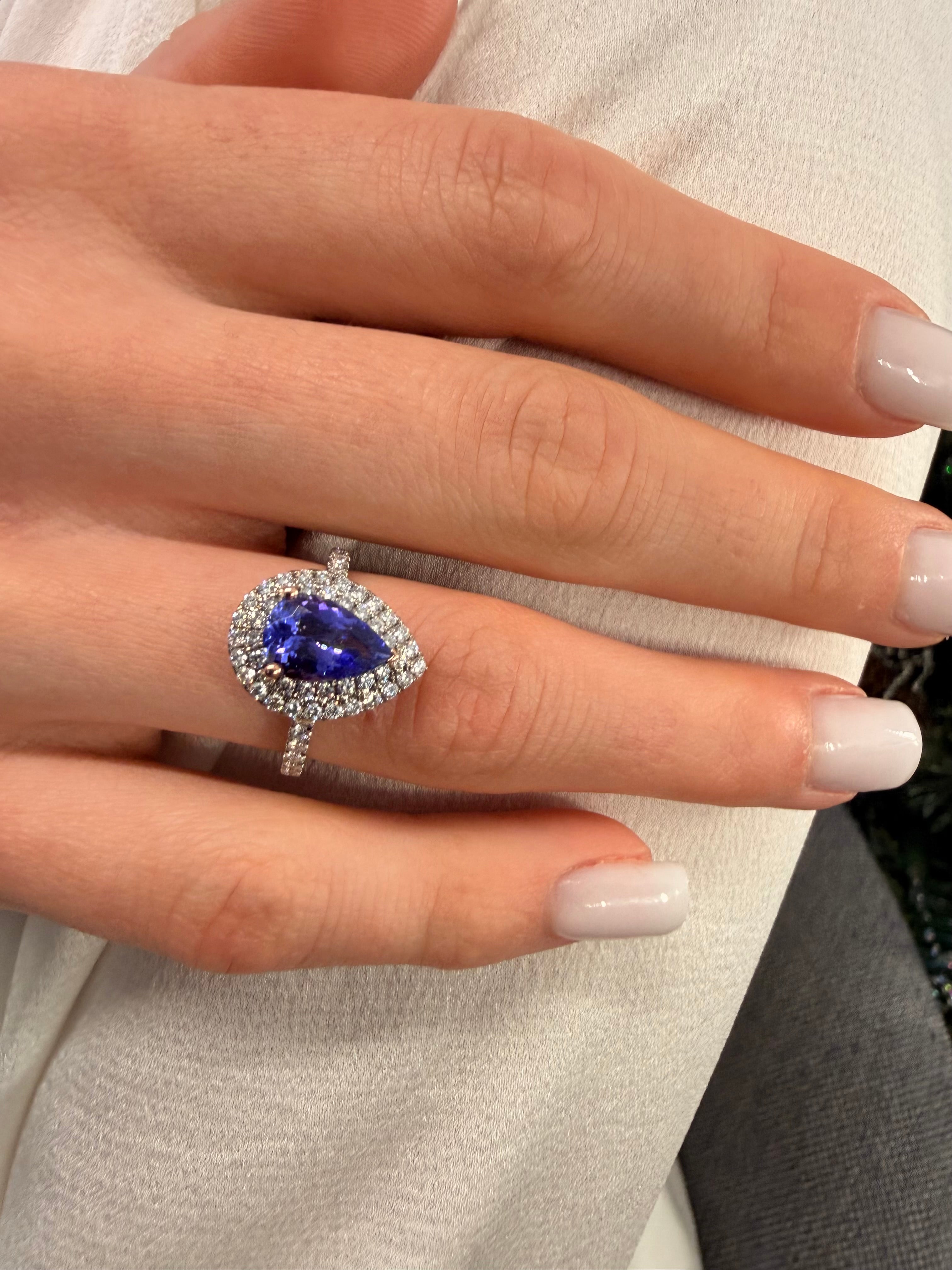 Bague halo à deux rangées centrée avec cette superbe tanzanite en forme de poire