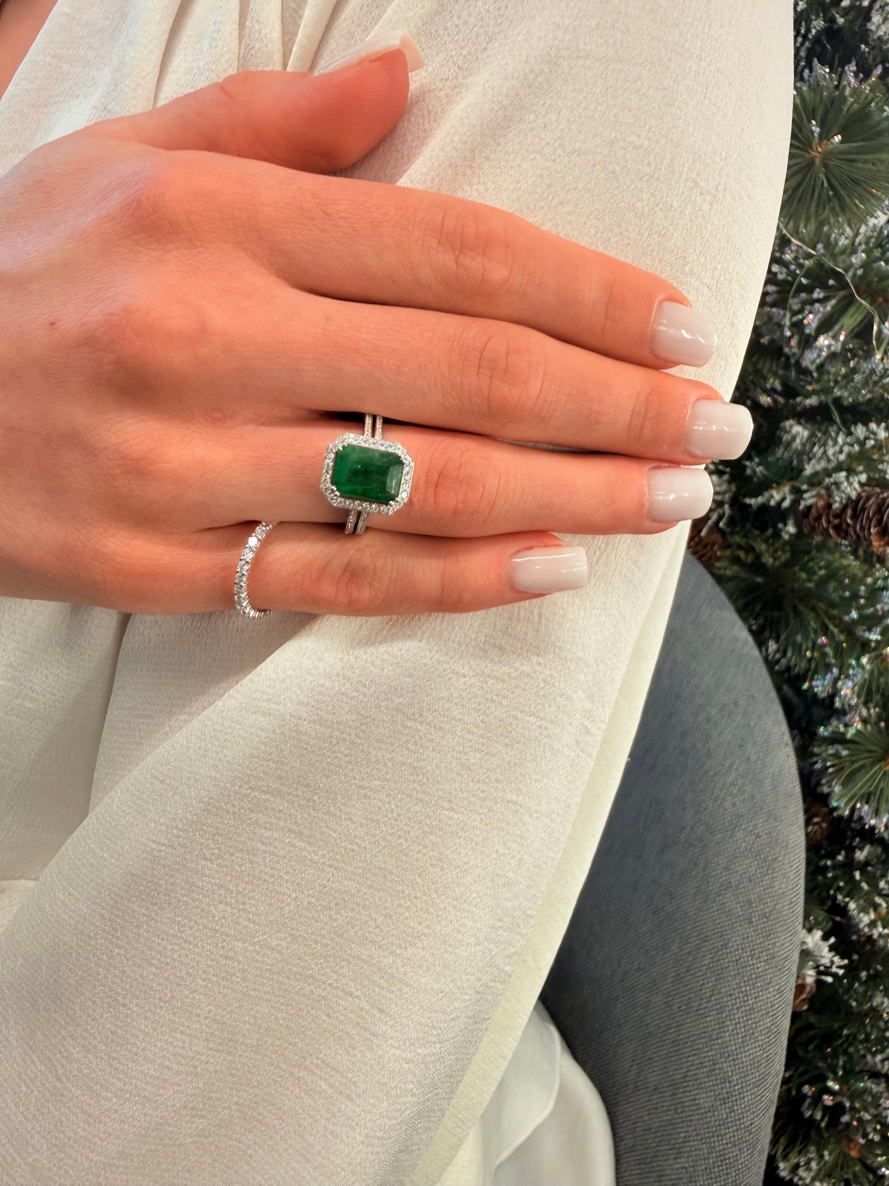 Bague de fiançailles taille émeraude sertie de diamants sur tout le pourtour avec tige parallèle