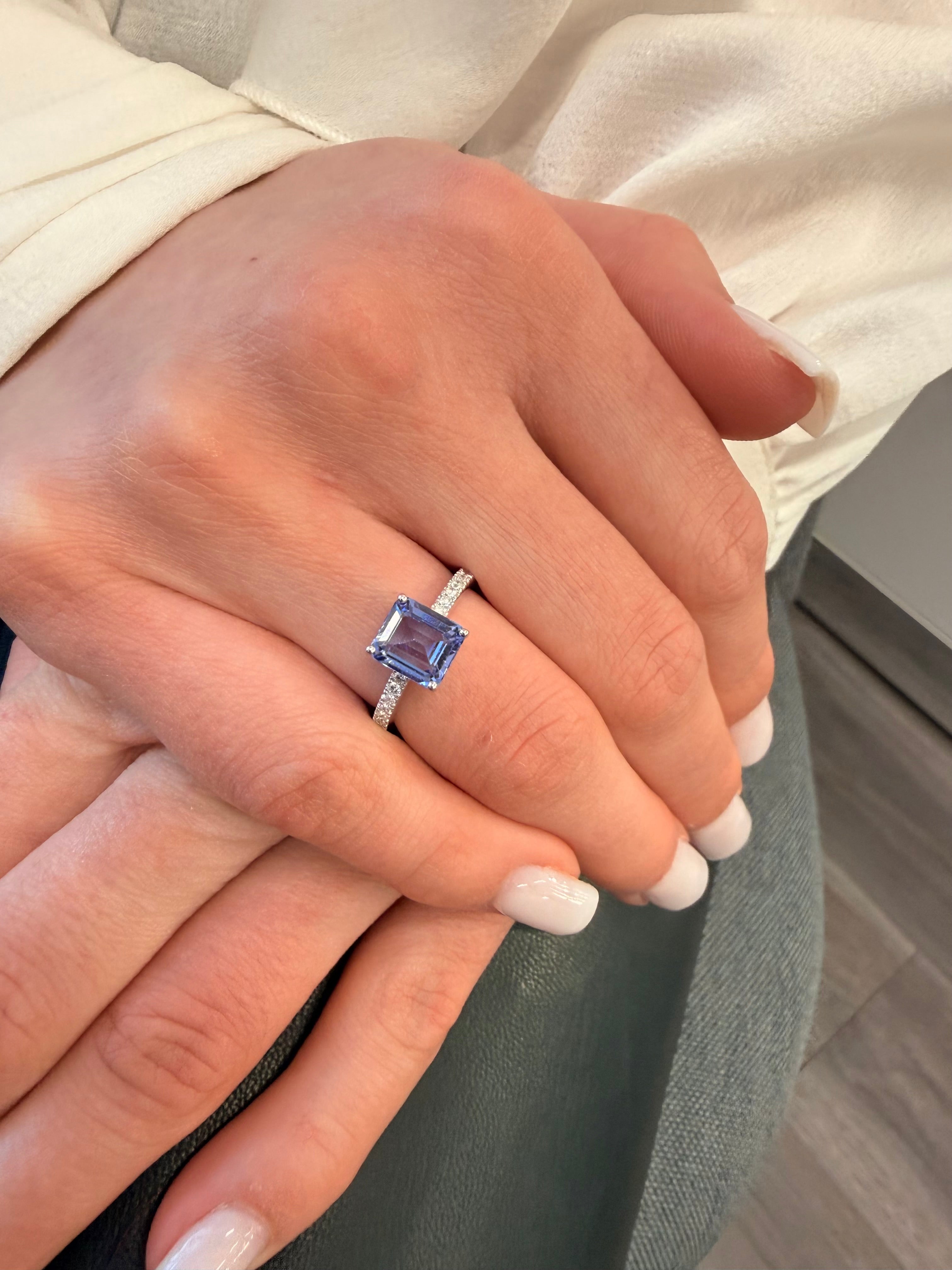 Tanzanite carrée sertie de diamants sur tige