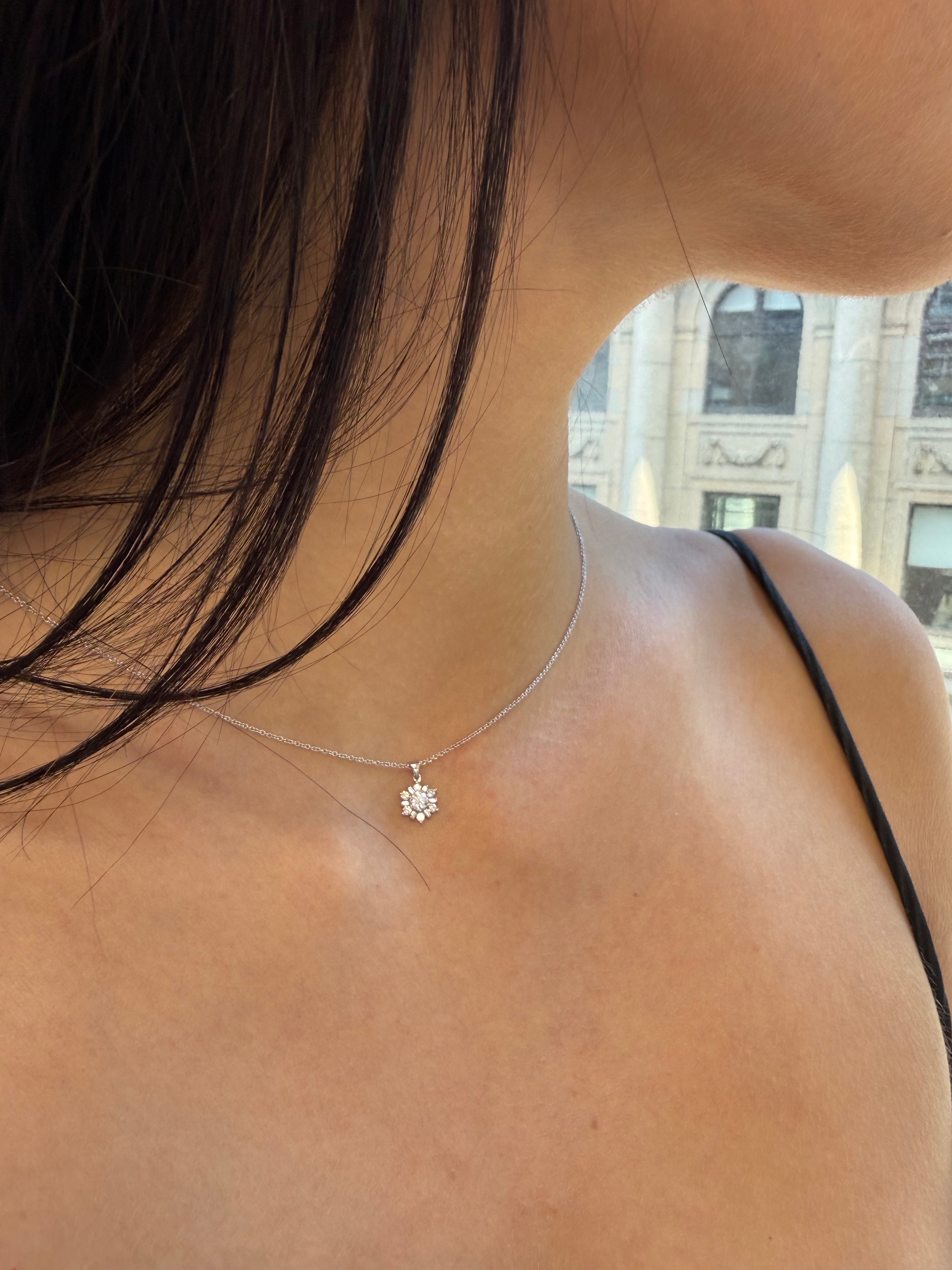 Flocon Pendant Set In Sparkling Diamonds