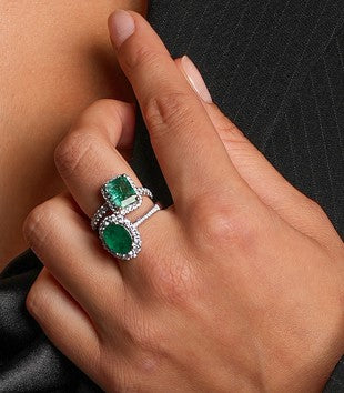 Bague de fiançailles avec émeraude ovale sertie de diamants