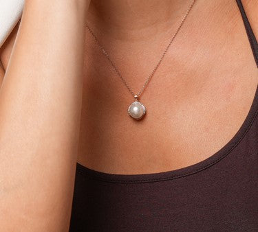 Pendentif en forme de pétale avec perle naturelle imbriquée